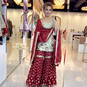 Ensemble de lehenga indien pakistanais traditionnel brodé rouge et crème pour femme, avec bordure argentée, coupe ample, longueur au sol - Product Image 1