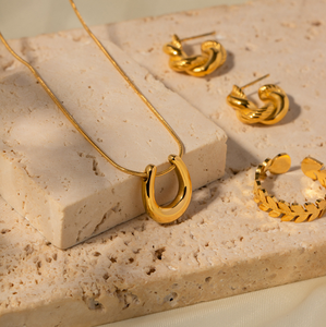 Vente en gros de colliers à pendentifs personnalisés pour sabots de chevaux colliers à pendentifs en forme de U plaqués or 18 carats - Product Image 3