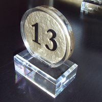 Support de dessus de table de magasin de restaurant une forme Double côtés Logo présentoir numéros de table acrylique signe réservé de EZD Design