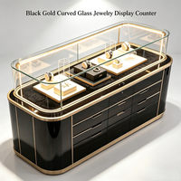 Luxuriöse Schwarz-Goldene Gebogene Uhrenvitrine, LED-Beleuchtung, Samtinterieur, Anpassbar, für Hochwertige Schmuck-Boutiquen