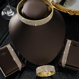 Ensemble de mariée 3 pièces style romantique, élégance ultime, collier, boucles d'oreilles et bracelet multi-rangs en strass, plaqué or 18 carats, en alliage - Product Image 3