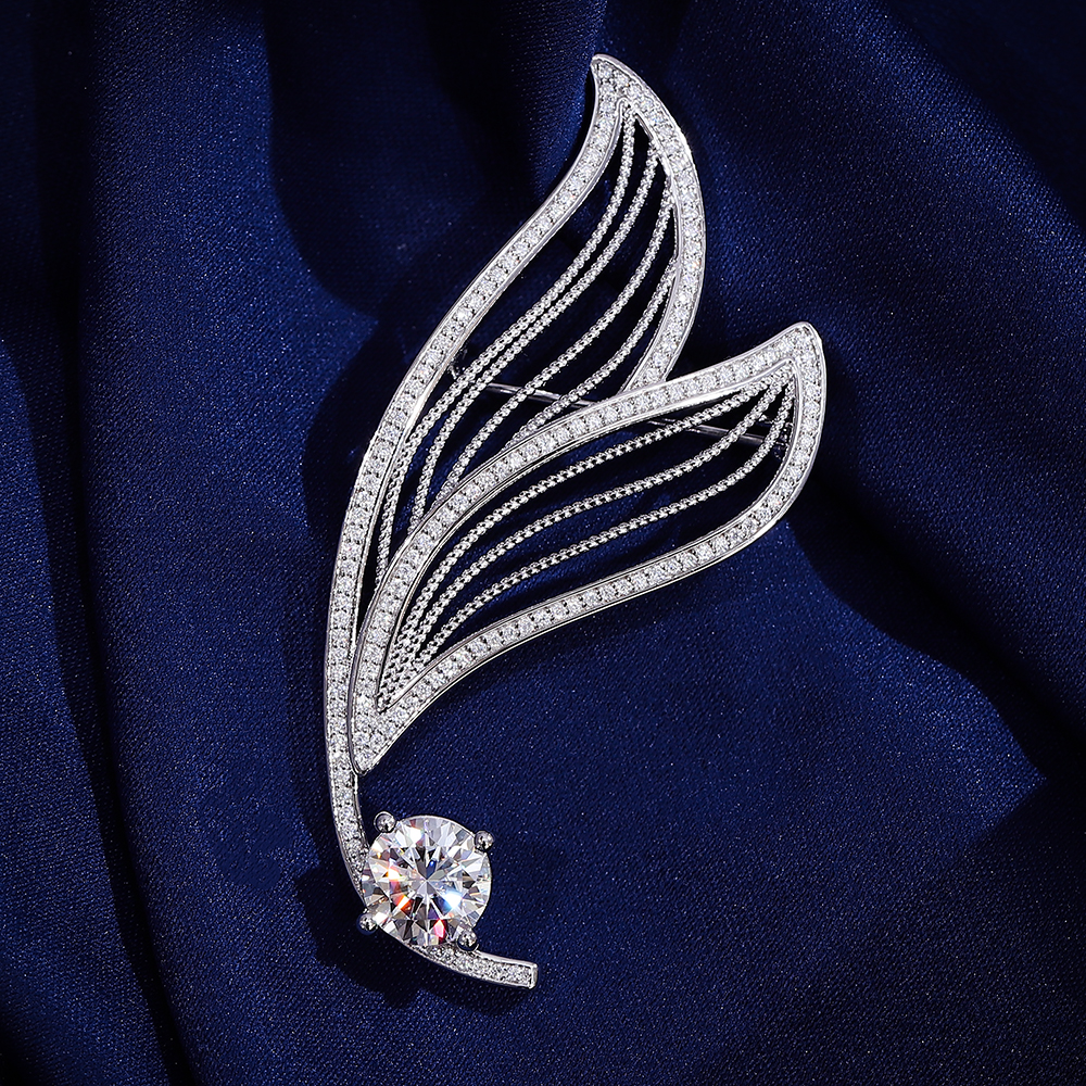 Broche en or 14 carats avec diamant moissanite