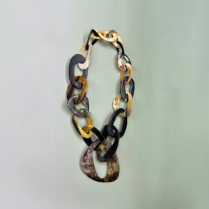 Collier moderne en corne naturelle, écologique, fait main, bijoux bohèmes élégants, pendentif tribal unique, chaîne à maillons faite à la main - Product Image 1