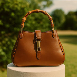 Sac à main de luxe en cuir de vachette pleine fleur avec un coloris marron rétro, une poignée en bambou unique et une boucle de fermeture métallique, pochette de haute qualité - Product Image 2