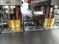 Machine automatique de remplissage et de scellage de tasses en plastique de jus de tasses à eau Machine de remplissage et de scellage de boissons