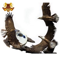 Aigle verte avec bonnet de drapeau américain peint, Base plaquée noire