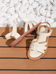 Sandales plates élégantes en cuir blanc à bout ouvert pour enfants, vente en gros, collection été - Product Image 5