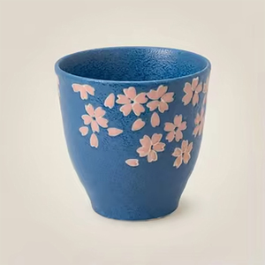 Tasse à thé en céramique bleue Sakura, cadeau japonais réfléchit, moderne, idéale pour les infusions aux herbes - Product Image 1