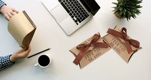 Contenedor de adorno Caja de papel Kraft Forma De Almohada Cajas de embalaje de dulces para fiesta Postre Baby Candy Stand Estuche envuelto en cinta - Product Image 6