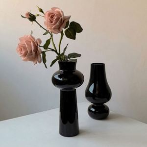 Vase en verre noir pour arrangement floral, style créatif et personnalisé, pour salon et table à manger - Product Image 4