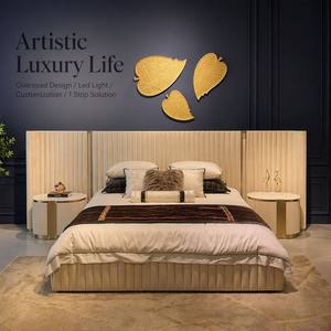 Divisorio a canali completi con finiture oro, <span class=keywords><strong>Testiera</strong></span> allungata, Comodino coordinato scanalato, Piano in marmo, Lusso italiano - Product Image 1
