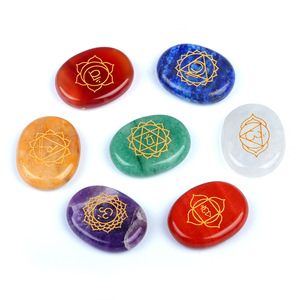 Natura 7 Chakra Reiki pietra di cristallo lucida forma ovale caduta pietra di preoccupazione per la guarigione spirituale - Product Image 2