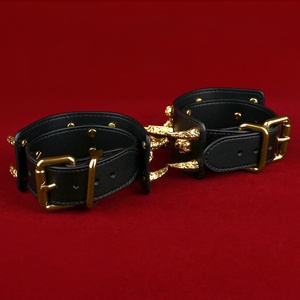 Esposas de Cuero con Tachuelas Metálicas y Anillo en D, Restricciones Ajustables de Bondage BDSM para Hombres y Mujeres - Product Image 2