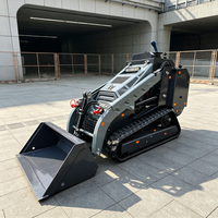 Chargeuse compacte : Optimisation de la gestion de la neige, du travail du sol et du tri des déchets grâce au système à double sortie 3 cylindres