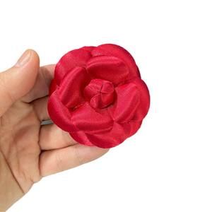 Fermaglio per Capelli Ecologico con Camelia Rossa di Jennie Kim, Clip in Tessuto di Seta Tinta Unita per Uso Casual Estivo - Product Image 5