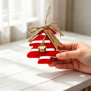 Ornements de Noël rayés rouge et blanc à suspendre avec clochette dorée, ficelle de jute et étiquettes kraft pour la décoration de Noël - Product Image 1