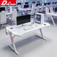 Bureau de jeu RGB Foshan Furniture White Z-Frame avec surface en fibre de carbone et porte-gobelet