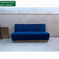 Mobilier de restaurant : Ensemble de banquettes en velours bleu avec table à manger en marbre et chaises en métal pour café et bistro