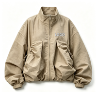 Blouson cargo bomber kaki froissé en nylon 100% premium, coupe oversize, col montant, avec cordon de serrage et poche à cordon