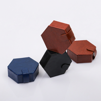 Boîte à dés hexagonale en cuir PU personnalisée avec logo, étui de rangement magnétique portable pour dés de D&D et RPG, pour jeux de société