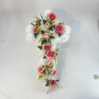 Fleur artificielle en forme de croix pour funérailles, arrangement floral commémoratif en forme de croix avec gerbera rose et rose pour décoration de tombe et d'église.