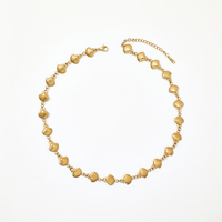 Collier classique en acier inoxydable avec perles dorées, perles géométriques fines mates espacées, chaîne fine, fermoir mousqueton, rallonge, style Coucher de soleil côtier