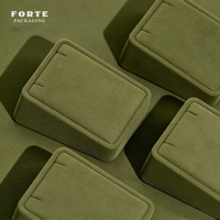 Présentoir de bijoux de luxe sur mesure FORTE vert olive pour colliers, boucles d'oreilles et bagues – Ensemble de présentation de bijoux de boutique