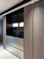 Buffet intégré de luxe léger italien, finition panneau métallique brossé, étagère de présentation métallique éclairée par LED, armoire murale en verre pour rangement