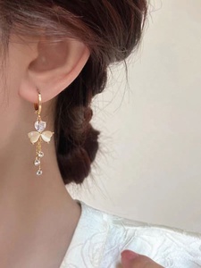 Pendientes de Aro Largos Estilo Lujoso con Diseño de Trébol, Aleación de Zinc, Chapados en Oro, Nuevo Diseño 2026, Elegantes para Fiesta de Otoño-Invierno para Mujer - Product Image 3