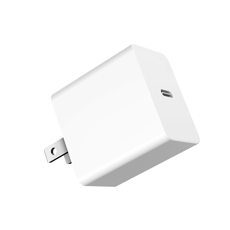 Cargador USB-C de 20W con enchufe estadounidense y caja.