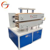 Ligne d'extrusion de profilés en composite bois-plastique PE WPC / Machine de fabrication de planches de terrasse creuses ou pleines pour extérieur / Extrudeuse de panneaux muraux WPC