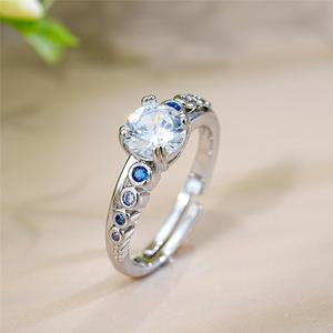 Anello monolitico semplice a quattro griffe, elegante gioiello alla moda dallo stile scintillante, adatto per l'uso quotidiano - Product Image 4