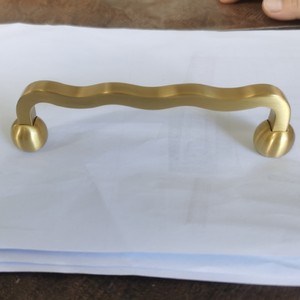 Wellenförmiger Griff im französischen Stil, Vintage-Messing, geschmiedet, oberflächenmontiert, für Schranktüren, Kleiderschränke, Designer-inspirierte, leicht luxuriöse Schubladengriffe - Product Image 4