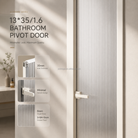 Puerta Batiente Moderna de PVC con Vidrio para Baño, con Apertura Push-Pull y Acabado de Superficie para Apartamentos, Hoteles y Villas