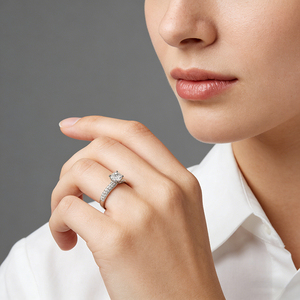 Anello di Fidanzamento Classico di Lusso con Sei Griffe in Argento Sterling con Moissanite da 1 Carato per Regalo alla Fidanzata - Product Image 4