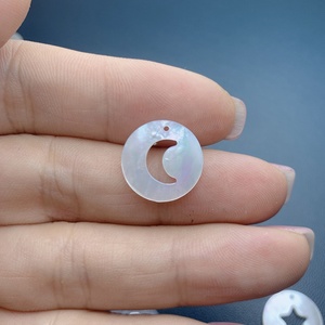 Venta al por mayor de concha de nácar natural moneda redonda Cruz corazón <span class=keywords><strong>Luna</strong></span> estrella colgantes encantos cuentas sueltas para la fabricación de joyas - Product Image 6
