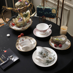 Set di tazze e piattini da tè floreali britannici unici, tazza da tè vittoriana vintage personalizzata con fiori - Product Image 6