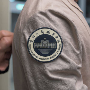 Insignias de nombre de uniforme escolar personalizadas con parches de Velcro Pin DE SEGURIDAD tejido con palo de hierro, encaje y decoración de logotipo - Product Image 2