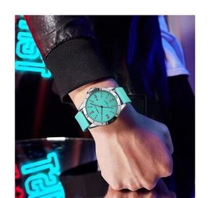 Nuevo Reloj de Moda Casual para Hombre al por Mayor, Correa de Silicona Verde Menta, Reloj de Cuarzo de 43 mm, Caja de Aleación, Resistente al Agua, Luminoso, Reloj Sencillo - Product Image 6