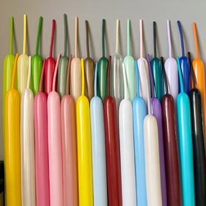 Ballon long 260 cm pour décorations de fêtes d'enfants (Noël, Halloween, anniversaire) – Blanc mat, vert, rose, transparent, noir, bleu - Product Image 4