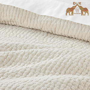 Elegante sólido Kantha Edredón Premium Juego de cama hecho a mano con costuras intrincadas para una experiencia de sueño lujosa y acogedora - Product Image 1