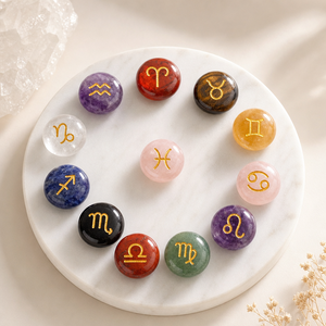 Set di 12 Pietre Cristalline Incise con Segni Zodiacali in Oro, Gemme per Guarigione Reiki, Rune, Astrologia, Costellazioni, con Custodia Trasparente - Product Image 1