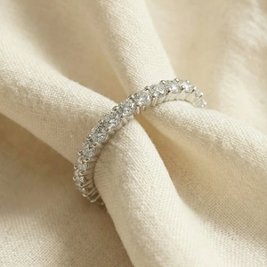 Bague en <span class=keywords><strong>or</strong></span> 10 carats avec 0,2 carat par pièce, sertie <span class=keywords><strong>de</strong></span> pierres synthétiques rondes, style demi-éternité complète ou partielle - Product Image 4