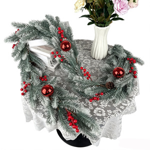 Guirlande de Noël artificielle avec baies rouges et décorations pour la décoration de la maison 60cm - Product Image 2