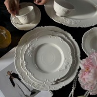 Assiettes à dîner en céramique de 10 pouces à motifs floraux en relief européens, vaisselle vintage pour mariage, restaurant, traiteur