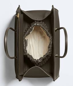 กระเป๋าโท้ท Bottega BV Barbara แบบมีซิป ดีไซน์เรียบหรู ผลิตด้วยเทคนิค Intrecciato จากหนัง Nappa นุ่มยืดหยุ่น รุ่น Veneta - Product Image 5