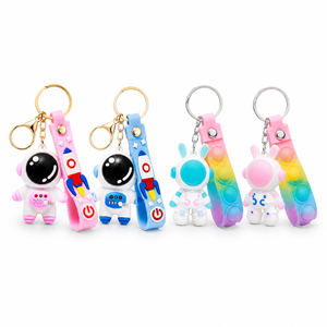 Porte-clés figurine astronaute en PVC, collection Spaceman, en stock - Product Image 1