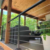 Clôture à câbles horizontale de luxe, garde-corps moderne pour terrasse et escalier, structure en verre trempé sur mesure pour les développeurs