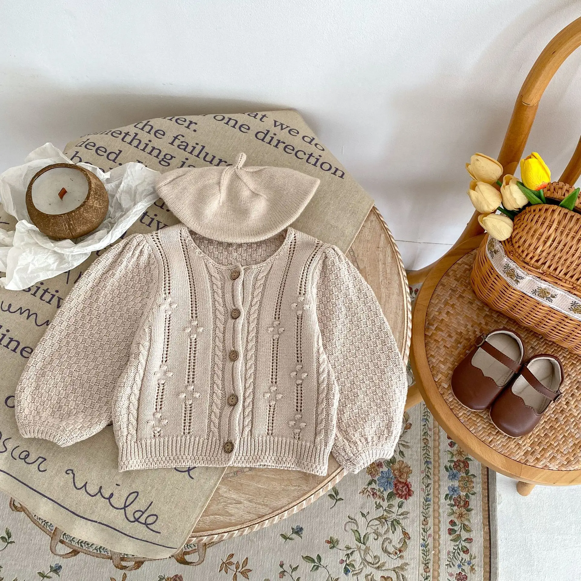 Maglioncino in maglia per neonato in autunno