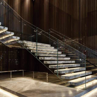 Escalier Stringer avec Design Minimaliste et Bandes Antidérapantes Marches Bois Marbre Verre Escalier Droit